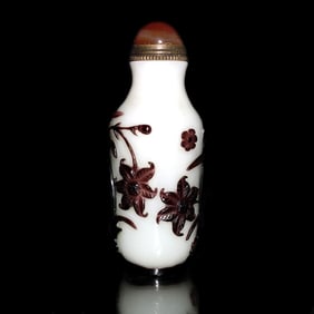 A BEAUTIFUL CHINESE ANTIQUE PEKING GLASS SNUFF BOTTLE FLOWERS