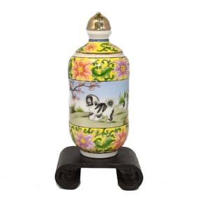 A VERY FINE CHINESE FAMILLE ROSE ROTATING PORCELAIN SNUFF BOTTLE QIANLONG MARK