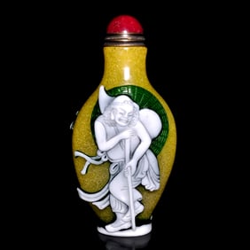 FINE CHINESE PEKING GLASS SNUFF BOTTLE MYTHICAL CHARACTERS YELLOW