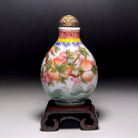 FINE CHINESE ENAMEL ON GLASS SNUFF BOTTLE BATS PEACHES QIANLONG MARK