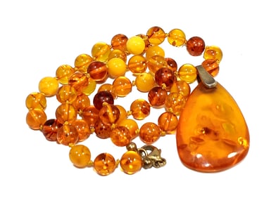 A NATURAL BALTIC AMBER BEAD NECKLACE WITH PENDANT