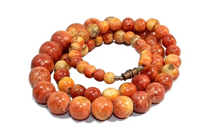 A VINTAGE APPLE CORAL NECKLACE GRADUATED BEADS 77 GRAMS 24" LONG.