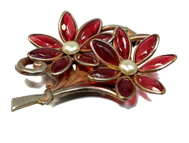 A MID-CENTURY VINTAGE FUR CLIP BROOCH BLUE GLASS FLOWERS