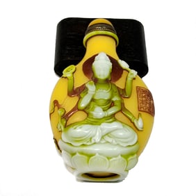 A CARVED CHINESE PEKING GLASS OVERLAY SNUFF BOTTLE GUANYIN QIANLONG SEAL