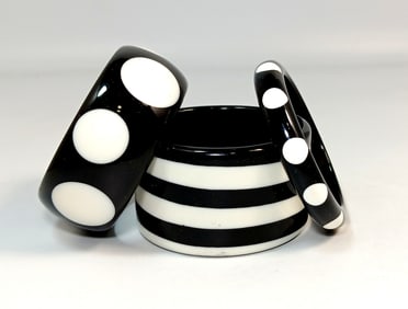 A GORGEOUS  LOT 3 VINTAGE LUCITE BANGLES BLACK AND WHITE