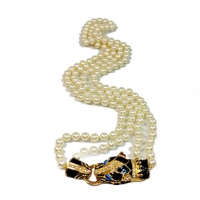 AN ELEGANT HIGH END VINTAGE PEARL NECKLACE BY DESIGNER PARK LANE