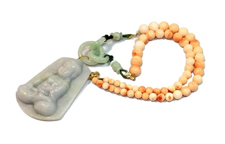 A VINTAGE CHINESE CORAL AND CARVED JADEITE NECKLACE 18K GOLD CLASP
