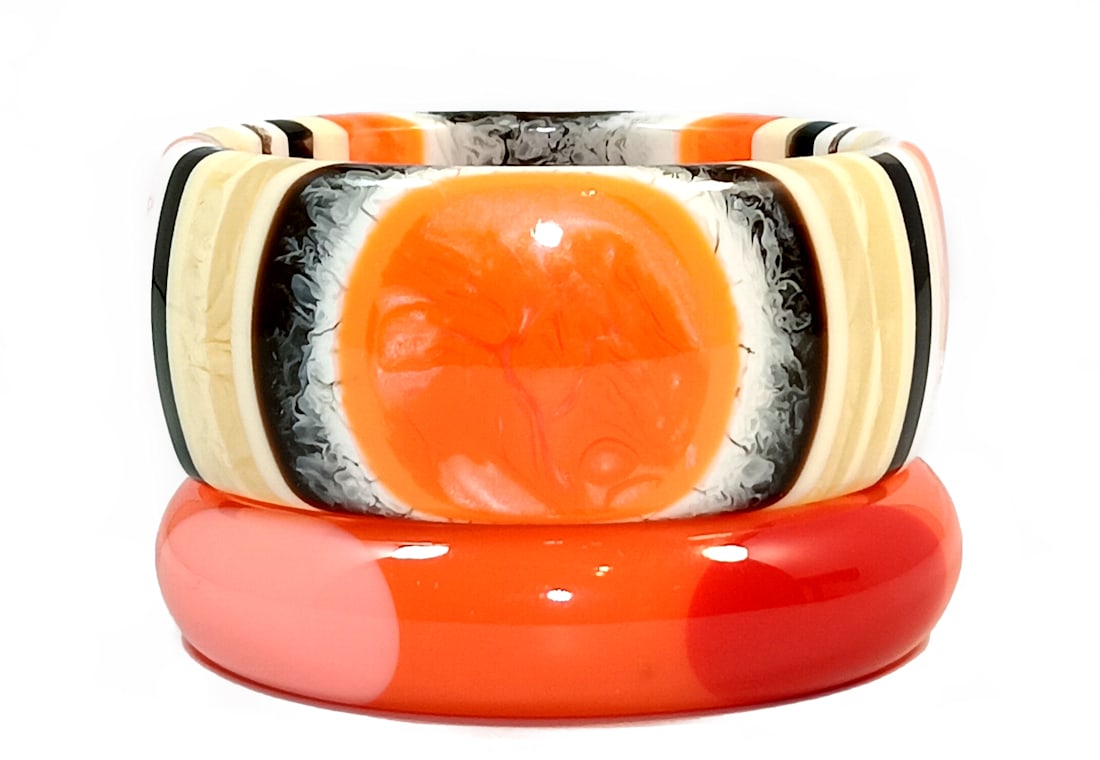 A LOT OF 2 STUNNING LAMINATED LUCITE BANGLES 2.6" DIAMETER (1 of 4)