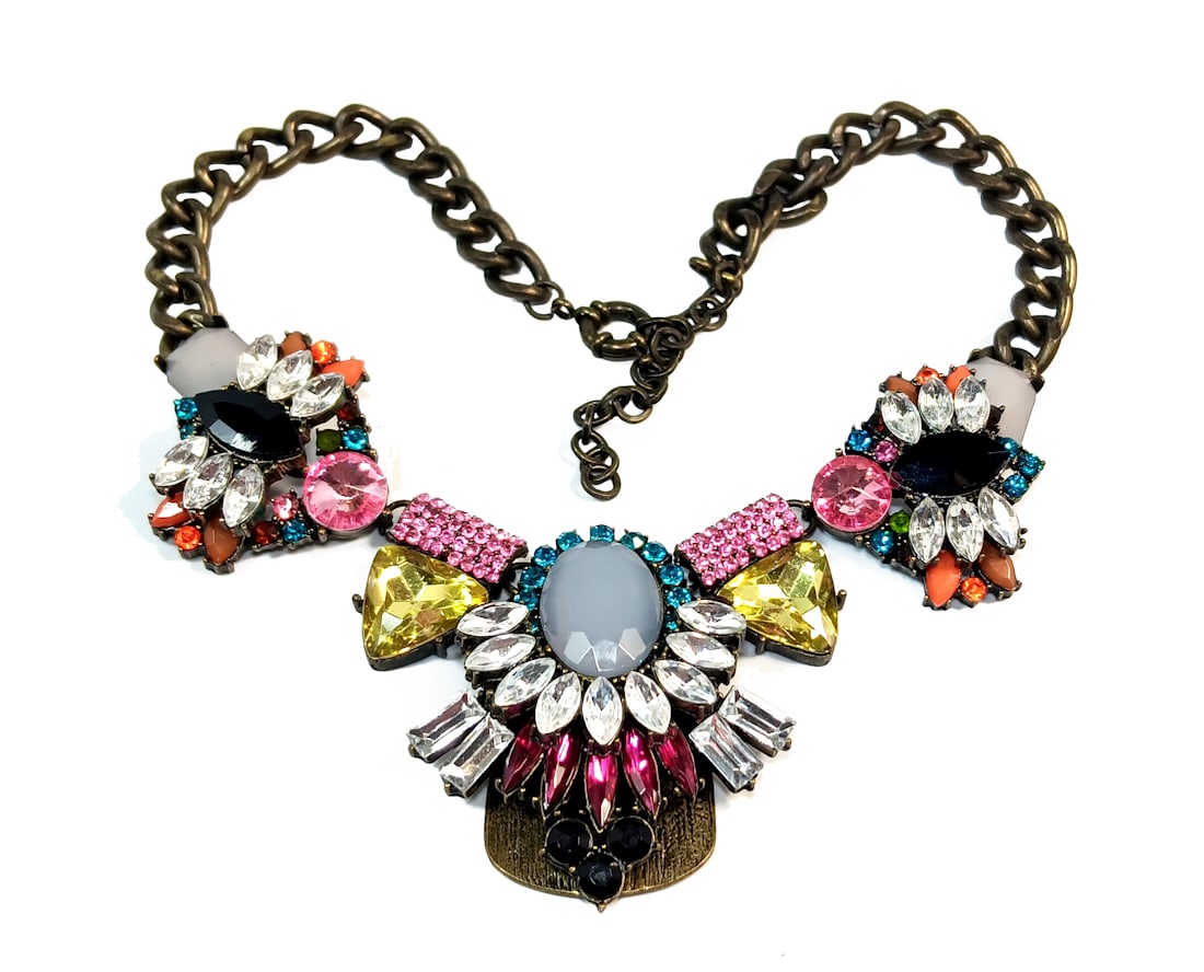 A GLAMOROUS MODERN RHINESTONE NECKLACE 16-18": OFFERED HERE IS A GLAMOROUS MODERN RHINESTONE NECKLACE. IT IS 16-18" LONG. WE PROVIDE IN-HOUSE/COMBINED SHIPPING FOR YOUR CONVENIENCE.