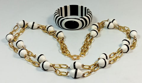 AN ELEGANT LUCITE NECKLACE AND A LAMINATED BANGLE BLACK AND WHITE