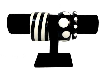 A GORGEOUS  LOT 3 VINTAGE LUCITE BANGLES BLACK AND WHITE