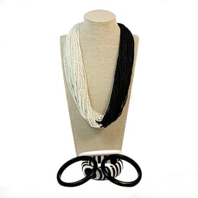 A BLACK AND WHITE LOT LAMINATED LUCITE BANGLE AND BEADED NECKLACE