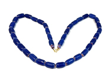 A VINTAGE NECKLACE OF LARGE BLUE WHITE AND RED CHEVRON GLASS BEADS