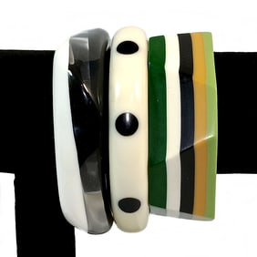 A STUNNING LOT OF 3 LAMINATED LUCITE BANGLES 2.5"  D