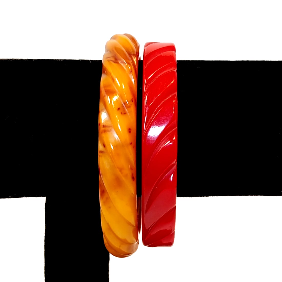 LOT OF 2 WONDERFUL VINTAGE NICELY CARVED BAKELITE BANGLES BRACELETS RED YELLOW (1 of 3)