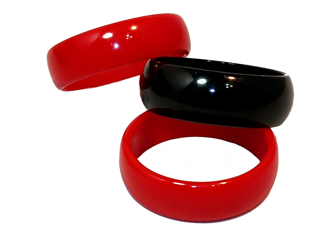 A SUPERB LOT OF 3 VINTAGE BAKELITE BANGLES BRACELETS IN RED AND BLACK: THIS LOT INCLUDES 3 VINTAGE BAKELITE BANGLES IN RED AND BLACK. THE BANGLES SIZE 2.5" IN DIAMETER EACH. SIMICHROME TESTED. WE PROVIDE FREE IN-HOUSE SHIPPING WITHIN THE U.S.