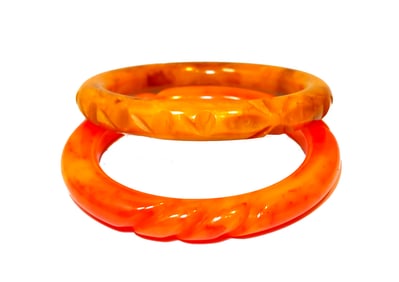 LOT OF 2 SUPERB VINTAGE NICELY CARVED BAKELITE BANGLES BRACELETS IN ORANGE AND YELLOW COLORS