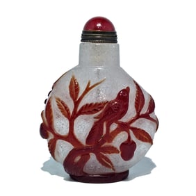 A BEAUTIFUL CHINESE PEKING GLASS SNUFF BOTTLE BIRDS ON PRUNUS TREE