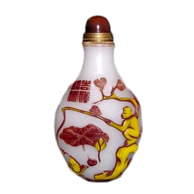 A BEAUTIFUL CHINESE PEKING GLASS SNUFF BOTTLE MONKEY BIRDS QIANLONG SEAL