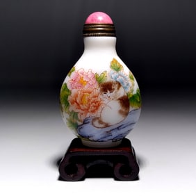 A VERY FINE  CHINESE ENAMEL ON GLASS SNUFF BOTTLE CATS QIANLONG MARK