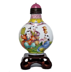 AN EXQUISITE CHINESE SNUFF BOTTLE ENAMEL ON COPPER BOYS QIANLONG MARK