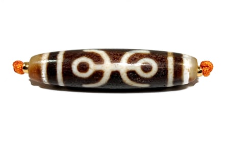 A FINE SINO-TIBETAN AGATE DZI BEAD DOUBLE LONGEVITY PATTERN 55MM