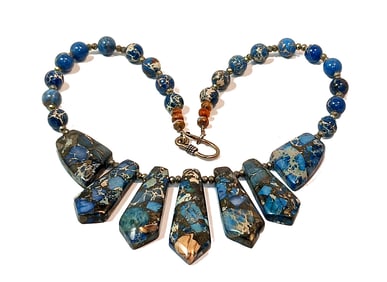 A FINE VINTAGE NATURAL STONES BLUE JASPER NECKLACE 15"