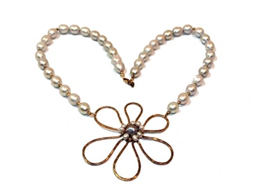 A STUNNING VINTAGE NATURAL PEARL NECKLACE WITH A FLOWER STERLING 925 PENDANT 15"