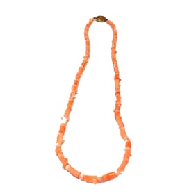 A BEAUTIFUL VINTAGE PINK CORAL NECKLACE 24"  SILVER CLASP
