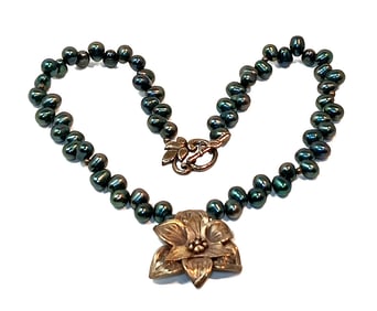 AN EXQUISITE VINTAGE NECKLACE NATURAL PEARLS STERLING PENDANT