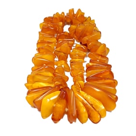 A VERY LARGE BUTTERSCOTCH BALTIC AMBER NECKLACE 100 GRAMS 34"