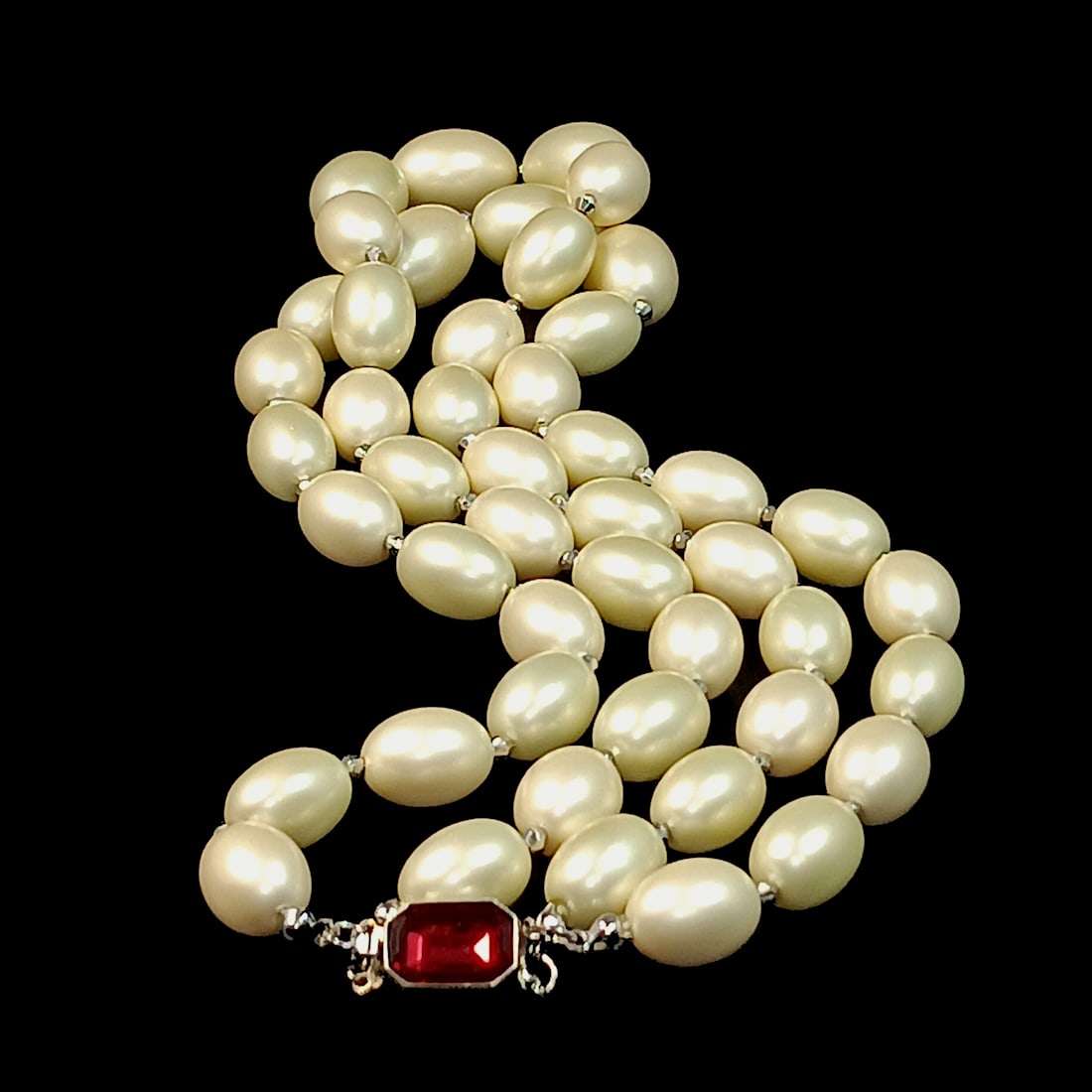 A STUNNING VINTAGE CZECK NECKLACE LARGE OVAL GLASS PEARLS 17": OFFERED HERE IS A STUNNING VINTAGE CZECH NECKLACE FEATURING LARGE GRADUATED OVAL GLASS PEARLS. IT IS 17" LONG. PROPERTY OF A FLORIDA COLLECTOR. WE PROVIDE FREE IN-HOUSE SHIPPING WITHIN THE U.S.