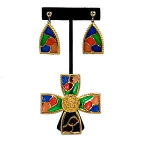 A RARE VINTAGE PLIQUE A JOUR HERALDIC MALTESE CROSS BROOCH AND EARRINGS