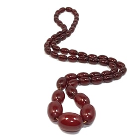 A BEAUTIFUL ANTIQUE FUTURAN AMBER NECKLACE 49 GR 29"