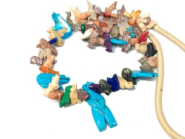 A LARGE VINTAGE SOUTHWESTERN FETISH NECKLACE 65 ANIMALS 30"