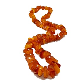 A BEAUTIFUL VINTAGE 30" BALTIC AMBER NECKLACE 114 GRAMS