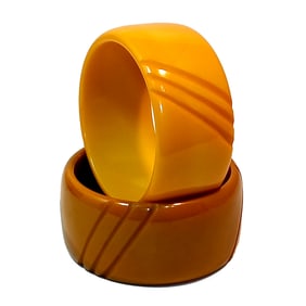 AN EXQUISITE LOT OF 2 VINTAGE CARVED BAKELITE BANGLES BRACELETS IN YELLOW