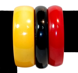 A WONDERFUL VINTAGE LOT OF 3 BAKELITE BANGLES BRACELETS IN RED YELLOW BLACK