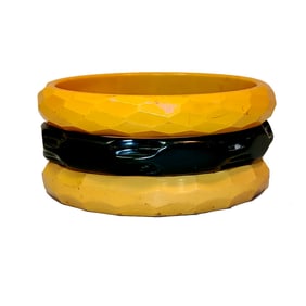 LOT OF 3 FINE VINTAGE BEAUTIFULLY CARVED BAKELITE BANGLES BRACELETS IN GREEN AND YELLOW COLORS