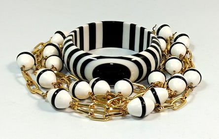 AN ELEGANT LUCITE NECKLACE AND A LAMINATED BANGLE BLACK AND WHITE