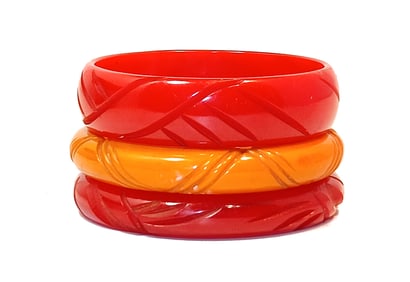 A BEAUTIFUL VINTAGE NICELY CARVED BAKELITE LOT OF 3 BANGLES BRACELETS RED YELLOW