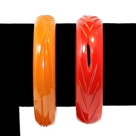 LOT OF 2 VINTAGE CARVED BAKELITE BANGLES BRACELETS IN RED AND YELLOW