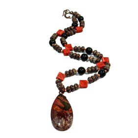 A STUNNING VINTAGE NECKLACE JASPER BLOODSTONE CORAL 20" LONG