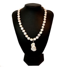 A BEAUTIFUL COIN PEARL NECKLACE WITH A BAROQUE PEARL PENDANT 16"