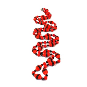 A FINE VINTAGE ART DECO RED BLACK GLASS NECKLACE 50"