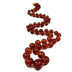 A STUNNING BALTIC AMBER GRADUATED BEAD NECKLACE 40 GRAMS 30"