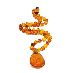 A NATURAL BALTIC AMBER BEAD NECKLACE WITH PENDANT 17"