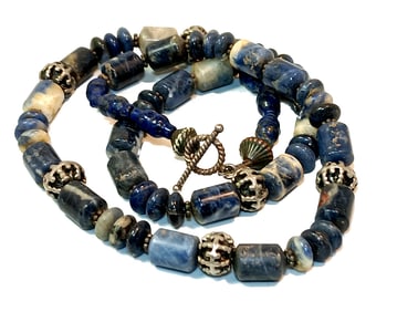 A WONDERFUL VINTAGE LAPIS LAZULI NECKLACE 22" 62 GRAMS