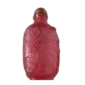 A FINE CHINESE CARVED RUBY GLASS SNUFF BOTTLE PHOENIX