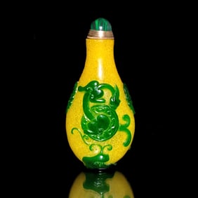 FINE ANTIQUE CHINESE PEKING GLASS BOTTLE IMPERIAL YELLOW 18-19C CHI DRAGON STORK